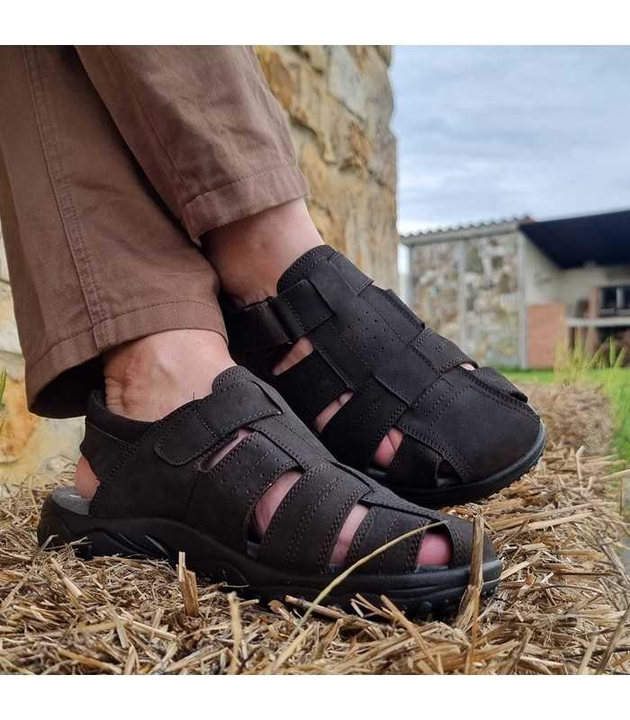 Vista de las sandalias puestas en los pies con los pies cruzados