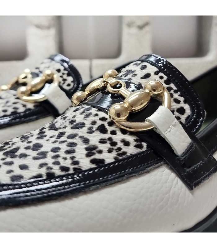 Eslabones metálicos en el antifaz del mocasín Jessica blanco