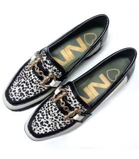 Mocasínes Jessica blanco de Nival con print de cebra y charol negro en el pie visto desde arriba