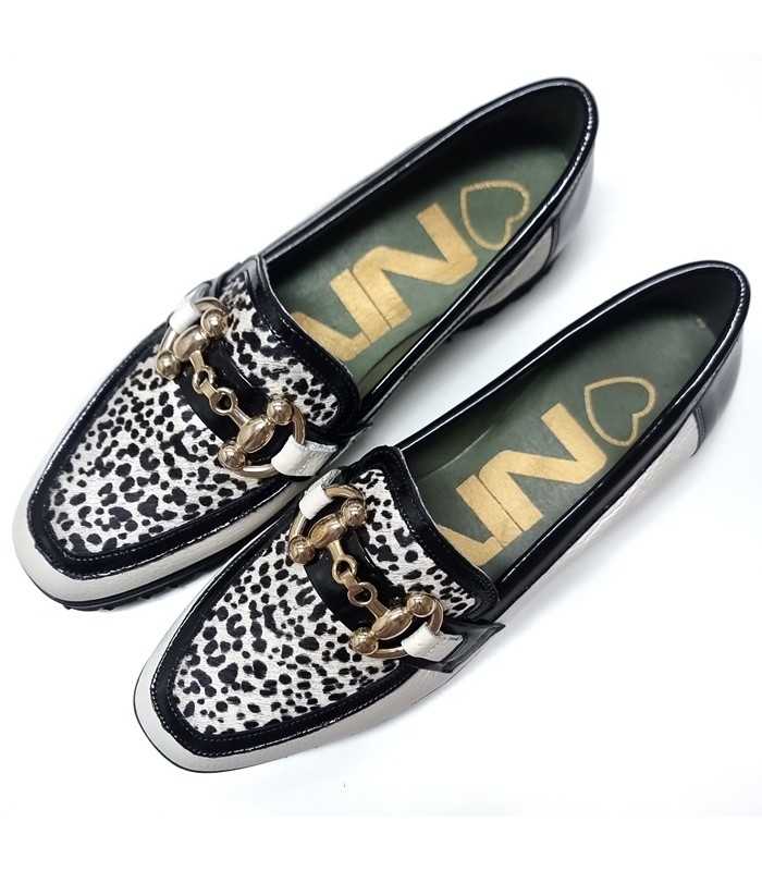 Mocasínes Jessica blanco de Nival con print de cebra y charol negro en el pie visto desde arriba