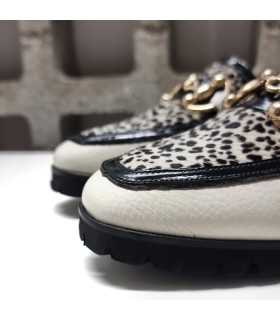 Detalle del print de cebra en la pala del mocasín Jessica