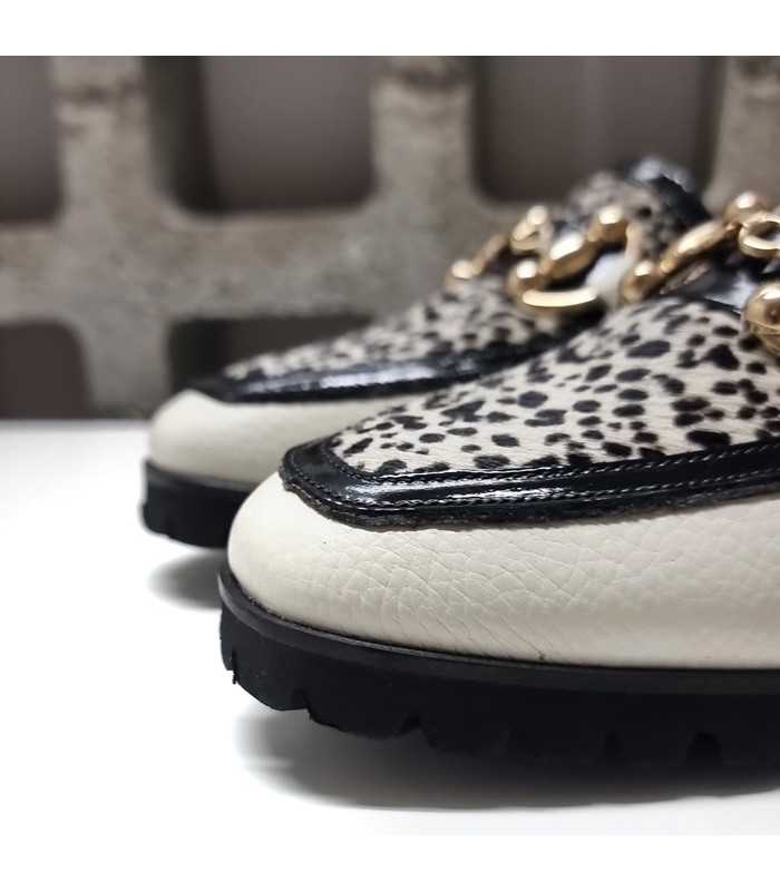 Detalle del print de cebra en la pala del mocasín Jessica