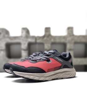 Vista semilateral de zapatillas mujer de senderismo con tratamineto aqua repelent.