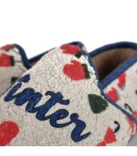 Detalle de textil de dibujos de la zapatilla casa muje de pelusin