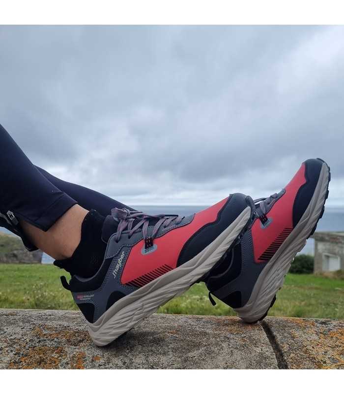 puestas en los pies lsa zapatillas de senderismo de jhayber Cjepisa fucxia.