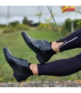 Botín de agua negro para mujer de Alpino, mostrando su diseño ergonómico y flexible. Ideal para trabajos en jardinería y campo.
