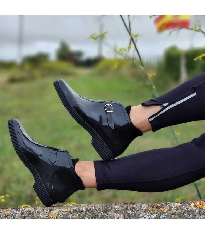 Botín de agua negro para mujer de Alpino, mostrando su diseño ergonómico y flexible. Ideal para trabajos en jardinería y campo.