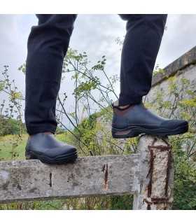 Botínes de neopreno negro y marrón para hombre en el pie, demostrando ajuste y comodidad – Segura