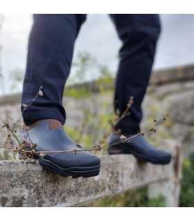 Con modelo puesto los botines impermeables de neopreno de hombre