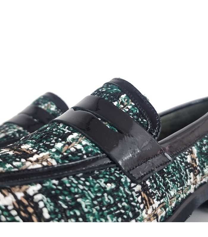 Primer plano del antifaz y la piel jaspeada del mocasín Jessica