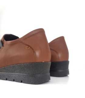 Vista del talon de Zapato mujer cuña confort piel marrón Valerias