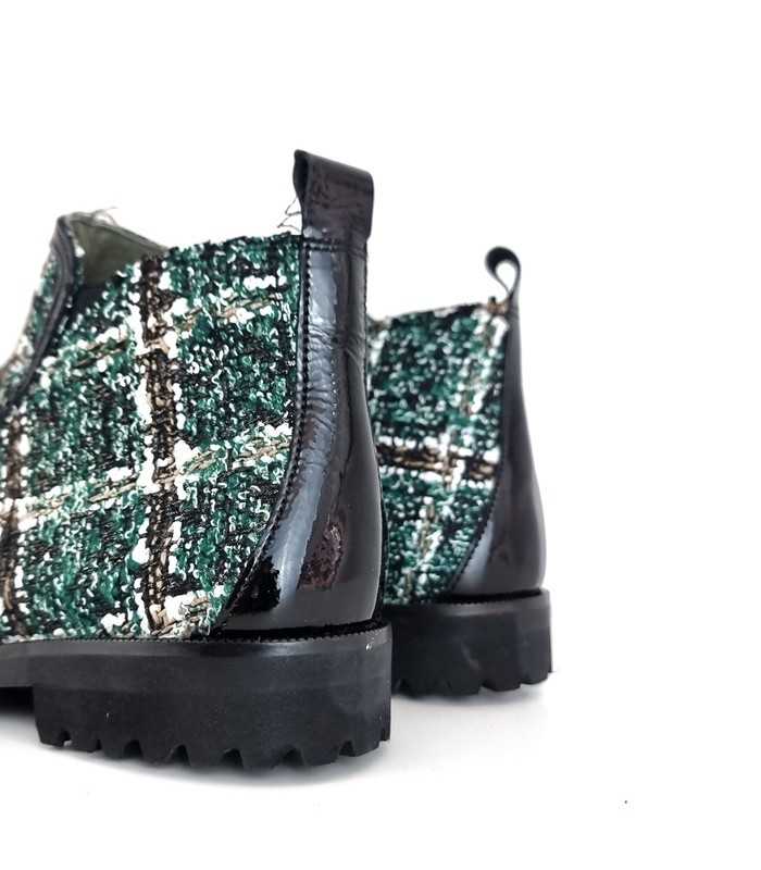 Detalle del talón del botin con charol negro.