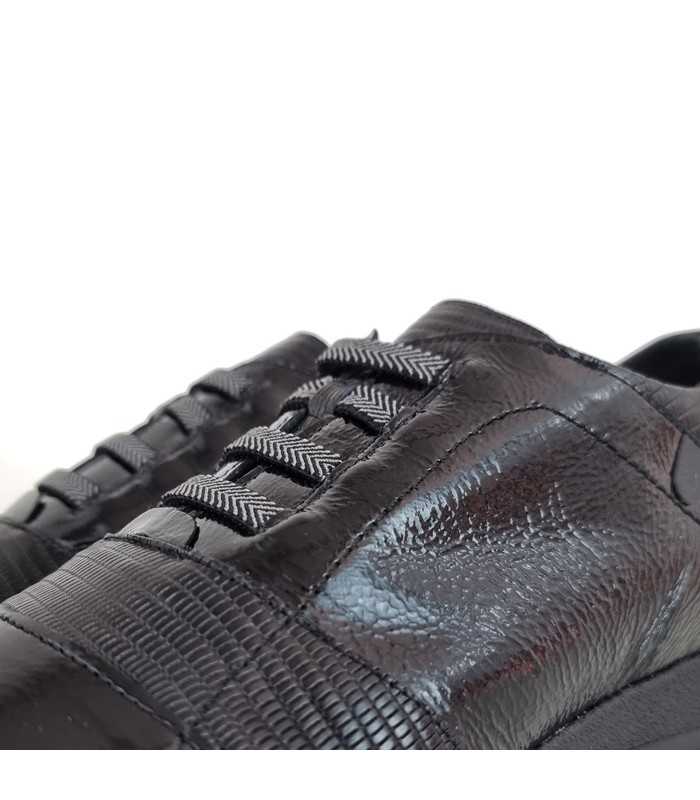 detalle del cierre con elásticos en ele empine de Zapatos piel negro mujer