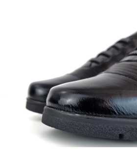 detalle de puntera de Zapato piel negro mujer fabricado por valerias