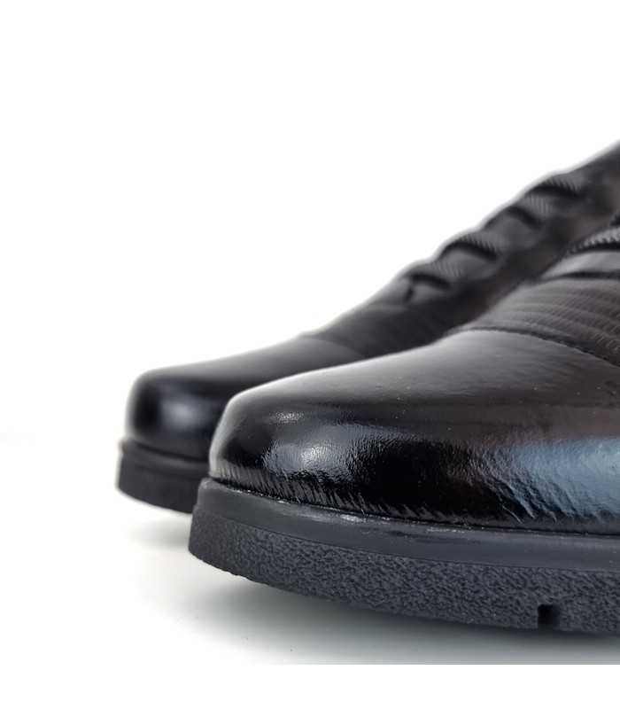 detalle de puntera de Zapato piel negro mujer fabricado por valerias