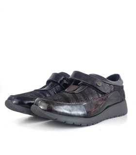 Foto medio perfil zapatos con velcro en piel negro o marron