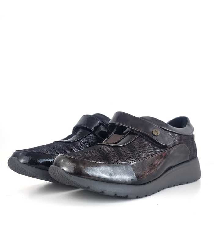 Foto medio perfil zapatos con velcro en piel negro o marron