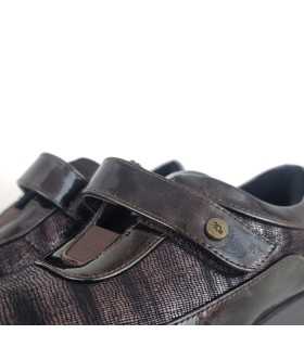 Detalle de los grabados del charol en zapatos marron