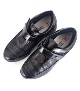 vista superior de  Zapato deportivo mujer Treintas color marron