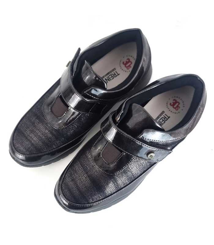 vista superior de  Zapato deportivo mujer Treintas color marron