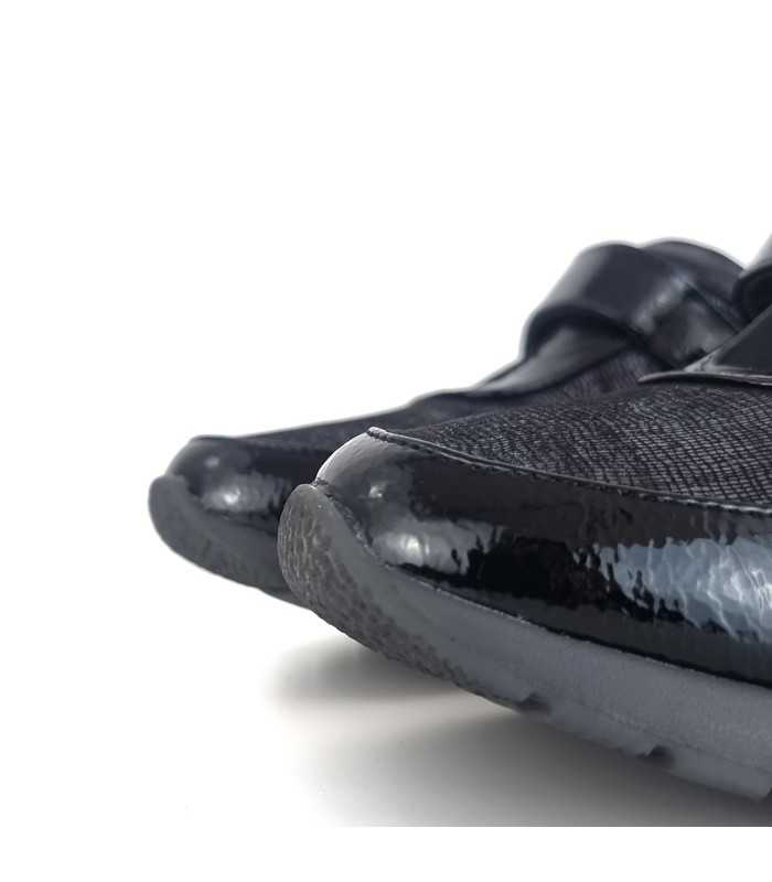 Detalle de los grabados del charol en zapato negro