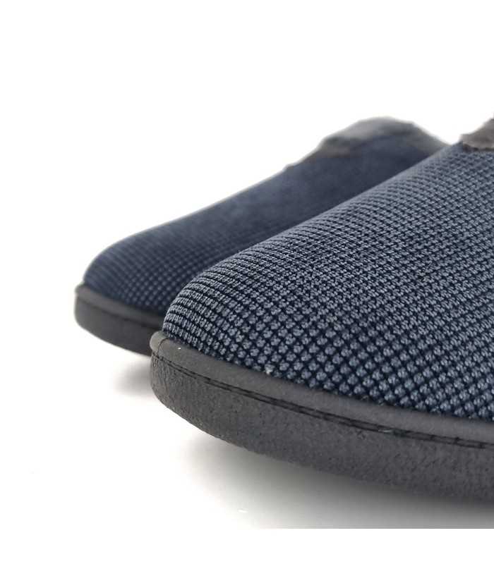 vista de puntera de zapatilla azul de plumaflex