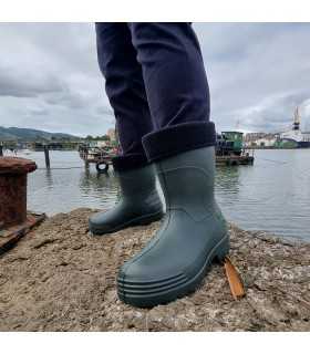 Bota katiuska ligera hombre puesta en modelo.