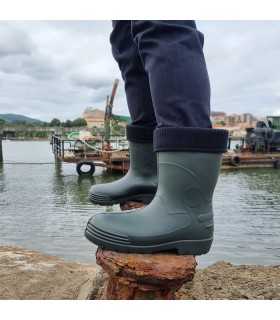 a verde con calcetin termico puesto en modelo en ambiente marinero.