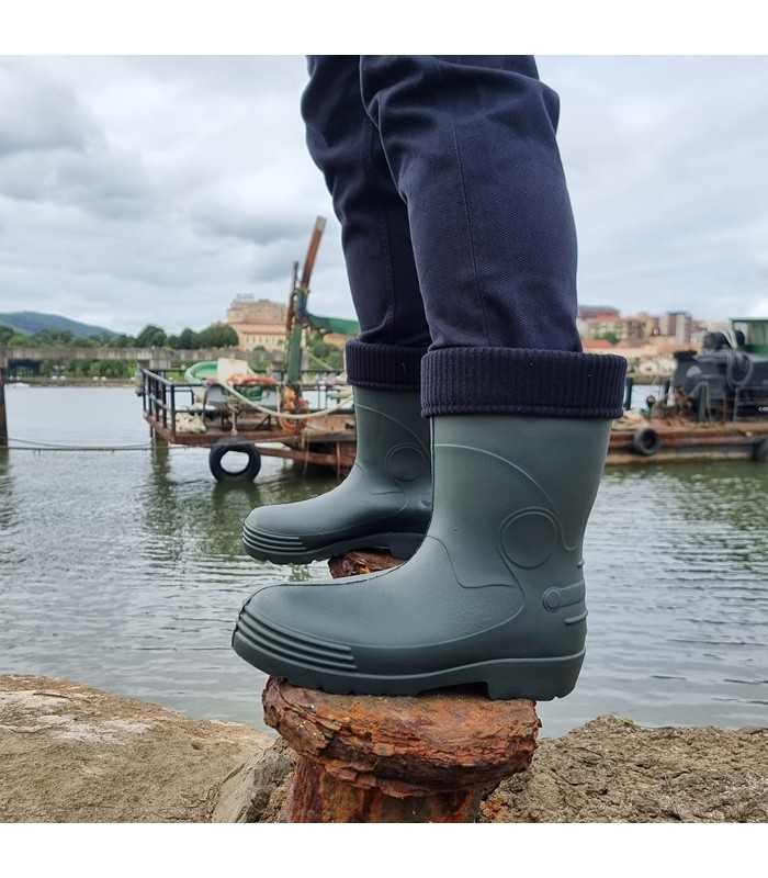 a verde con calcetin termico puesto en modelo en ambiente marinero.