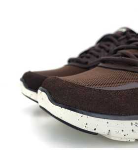 vista del refuerzo de puntera de Zapatilla deportiva hombre marrón de skechers
