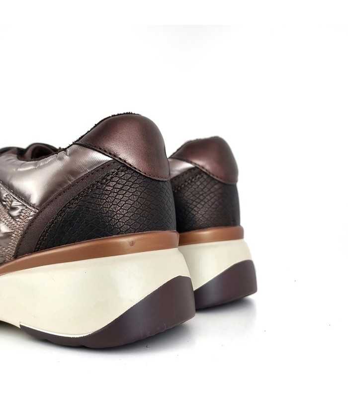 viata trasera de los zapatos deportivos marrones de mujer ahora de rabajas