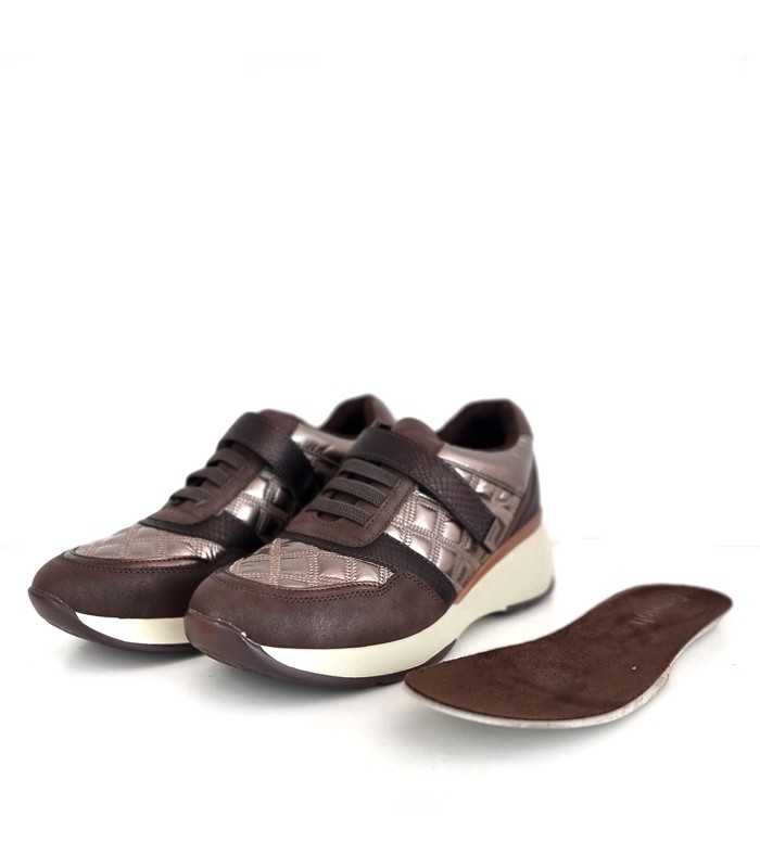 plantilla extraida juntoa los zapatos marrones de My soft
