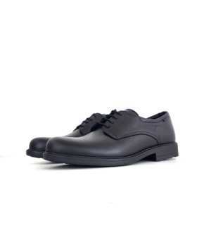 Vista de medio perfil mostrando detalles del zapato de piel negra con cordones de Baerchi"