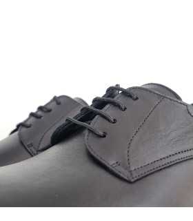 Detalle del cierre de cordones en el zapato de hombre Baerchi en piel negra"