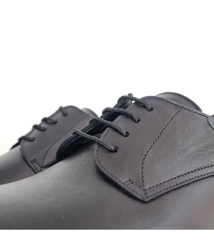 Detalle del cierre de cordones en el zapato de hombre Baerchi en piel negra"