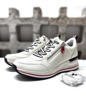 Deportivo blanco Skechers con detalles en azul y rojo