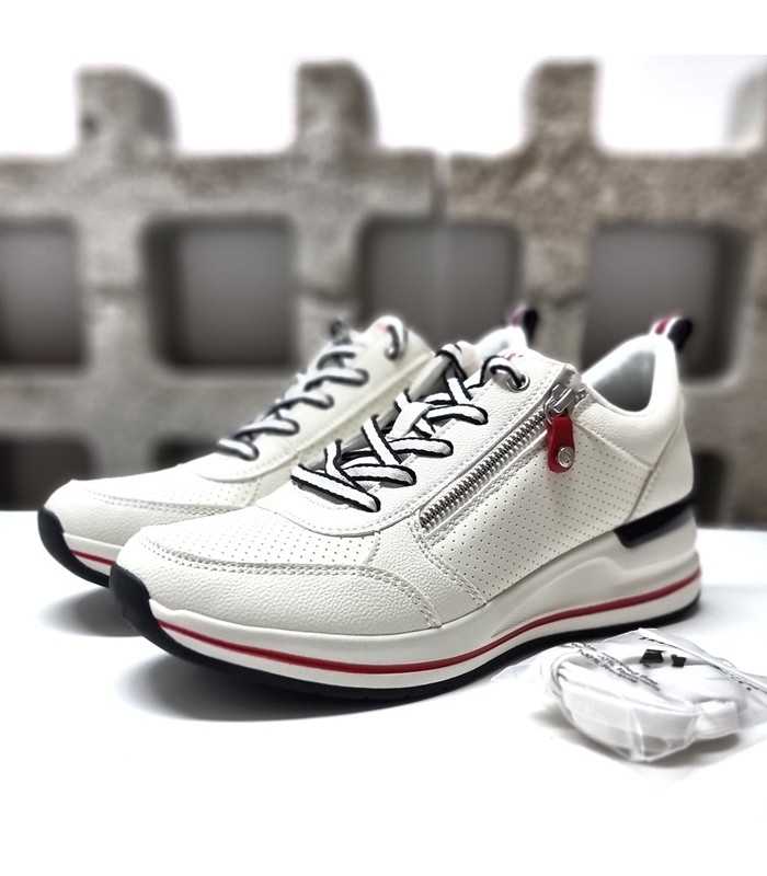 Deportivo blanco Skechers con detalles en azul y rojo