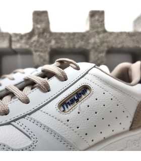 Logotipo de J'hayber destacado en el lateral de la zapatilla Grand Slam Roland Garros con detalles en azul