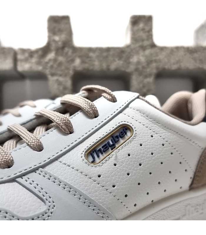 Logotipo de J'hayber destacado en el lateral de la zapatilla Grand Slam Roland Garros con detalles en azul