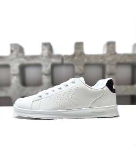 Vista de perfil de la zapatilla deportiva Hummel Court Trainers en color blanca
