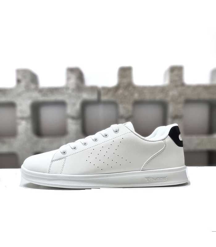 Vista de perfil de la zapatilla deportiva Hummel Court Trainers en color blanca