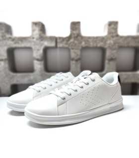 Vista de medio perfil de la Hummel Court Trainers con galones y lengüeta acolchada color blanca