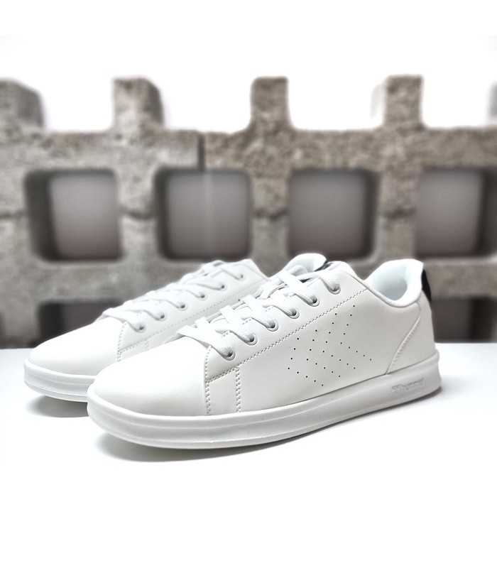 Vista de medio perfil de la Hummel Court Trainers con galones y lengüeta acolchada color blanca