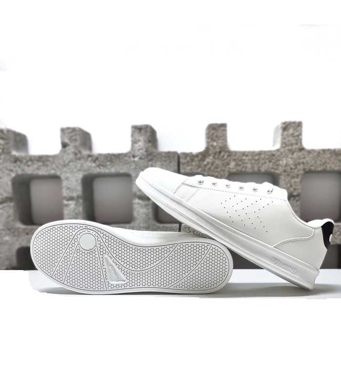 Detalle de la suela TPR antideslizante y reciclable de la Hummel Cour en zapatilla blanca