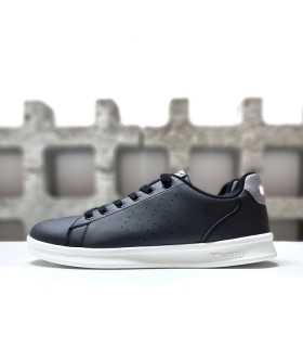 Vista de perfil de la zapatilla deportiva Hummel Court Trainers en color negro