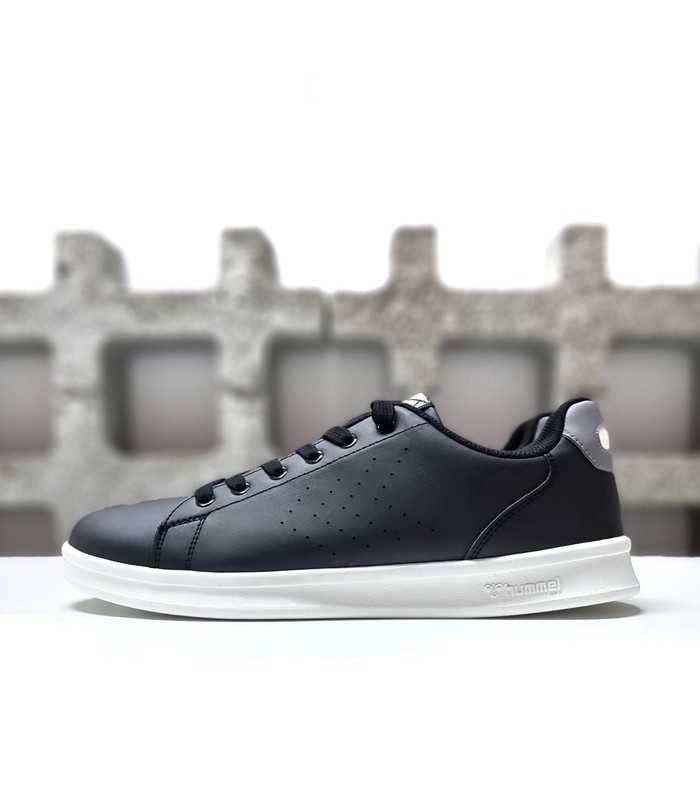 Vista de perfil de la zapatillas deportivas Hummel Court Trainers en color negro