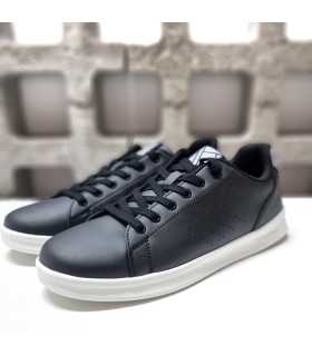 Vista de medio perfil de la Hummel Court Trainers con galones y lengüeta acolchada color negra