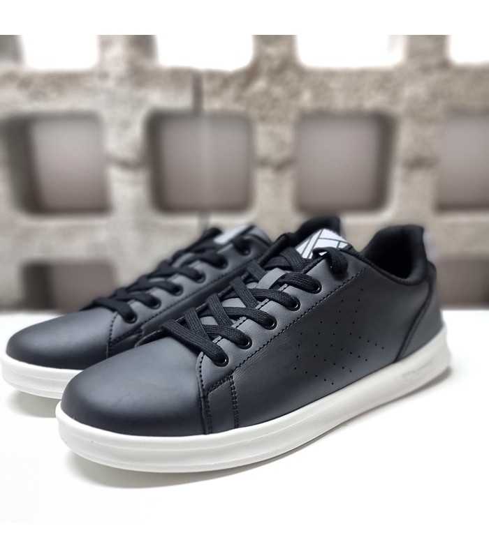 Vista de medio perfil de la Hummel Court Trainers con galones y lengüeta acolchada color negra