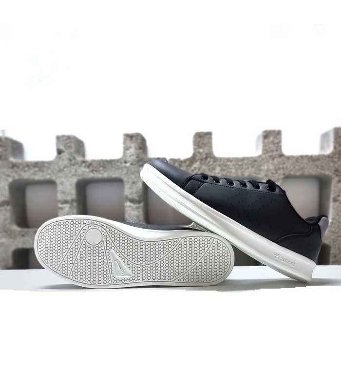Detalle de la suela TPR antideslizante y reciclable de la Hummel Cour en zapatilla negra