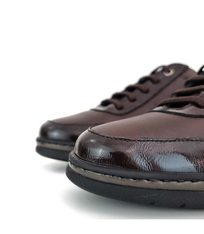 Detalle del charol en puntera del zapato marron mujer Notton